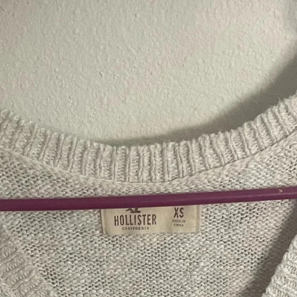 Hollister women's ivory v-neck sweater size XS - Picture 3 of 3